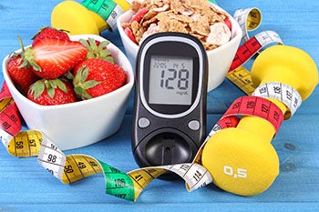 A glucometer and fruits